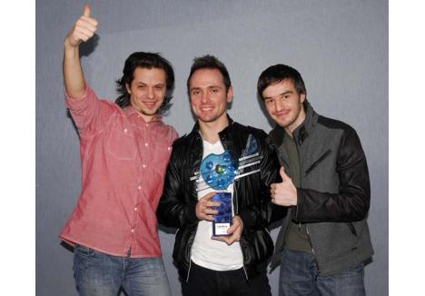 TROFEU FĂRĂ „BĂRUŢĂ”. Gabriel Băruţa, David Bryan şi Alex Szuz au adus pentru prima oară la Oradea trofeul Eurovision România. Cei trei membri ai Hotel FM glumesc şi spun că trofeul este fără „băruţă”, deoarece una din liniile portativului de pe cupă a fost ruptă din greşeală chiar de compozitorul melodiei câştigătoare, Gabi Băruţa